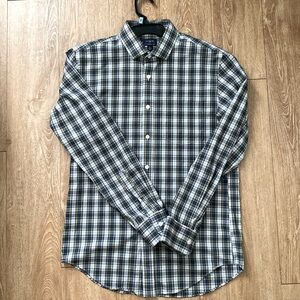 J Crew Thompson button T. Size - medium 15-151/2